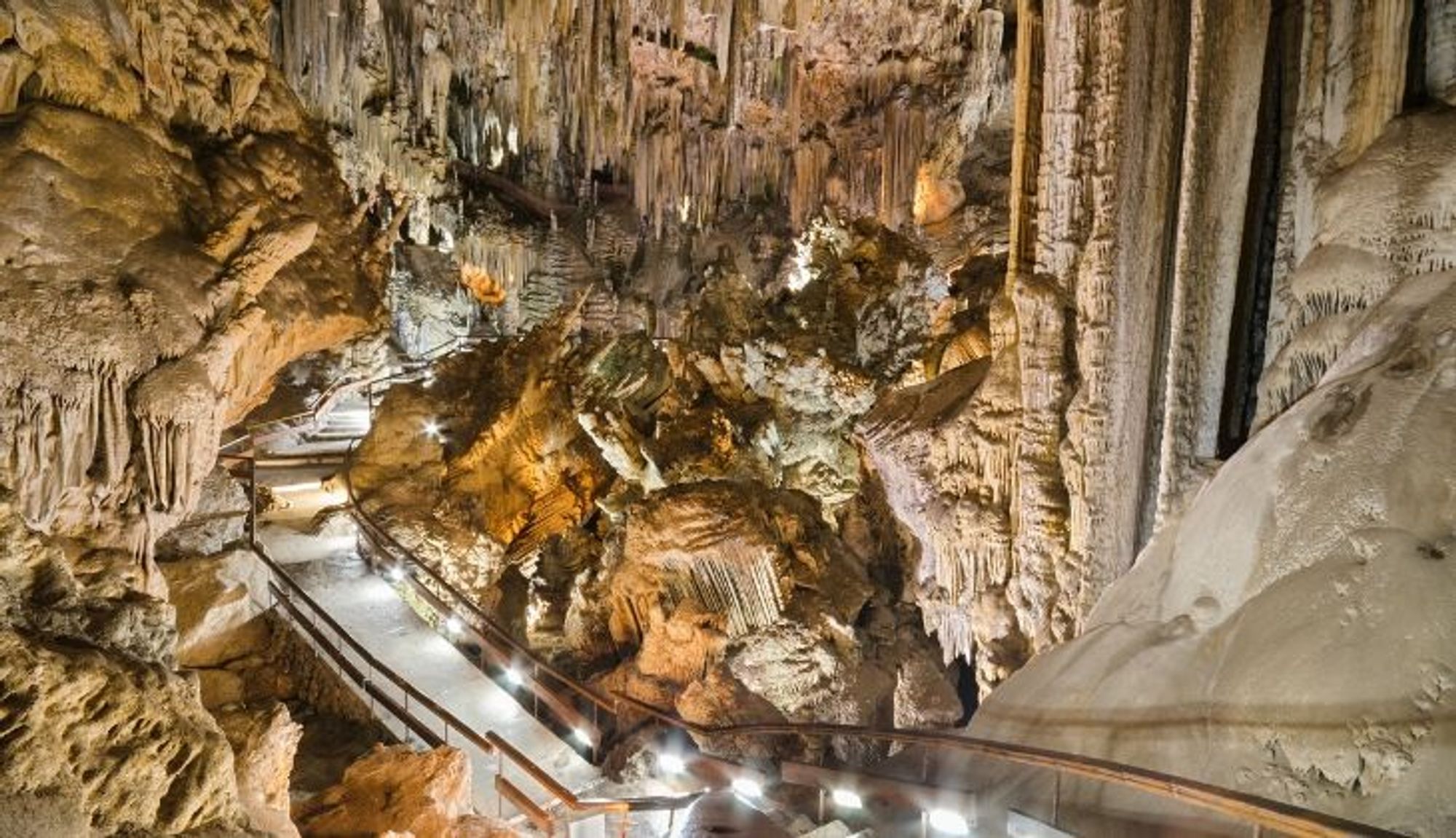 Datos curiosos sobre Málaga, Cuevas de Nerja